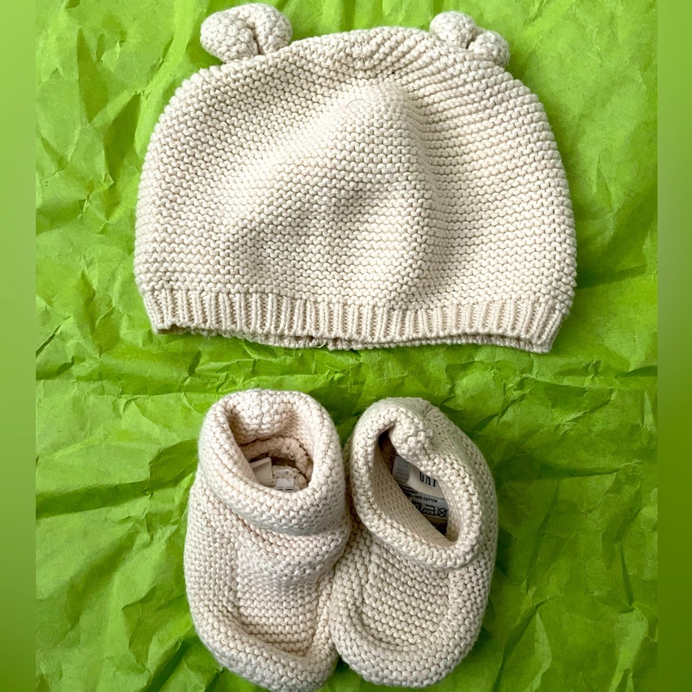 Baby Gap knitted booties and hat set